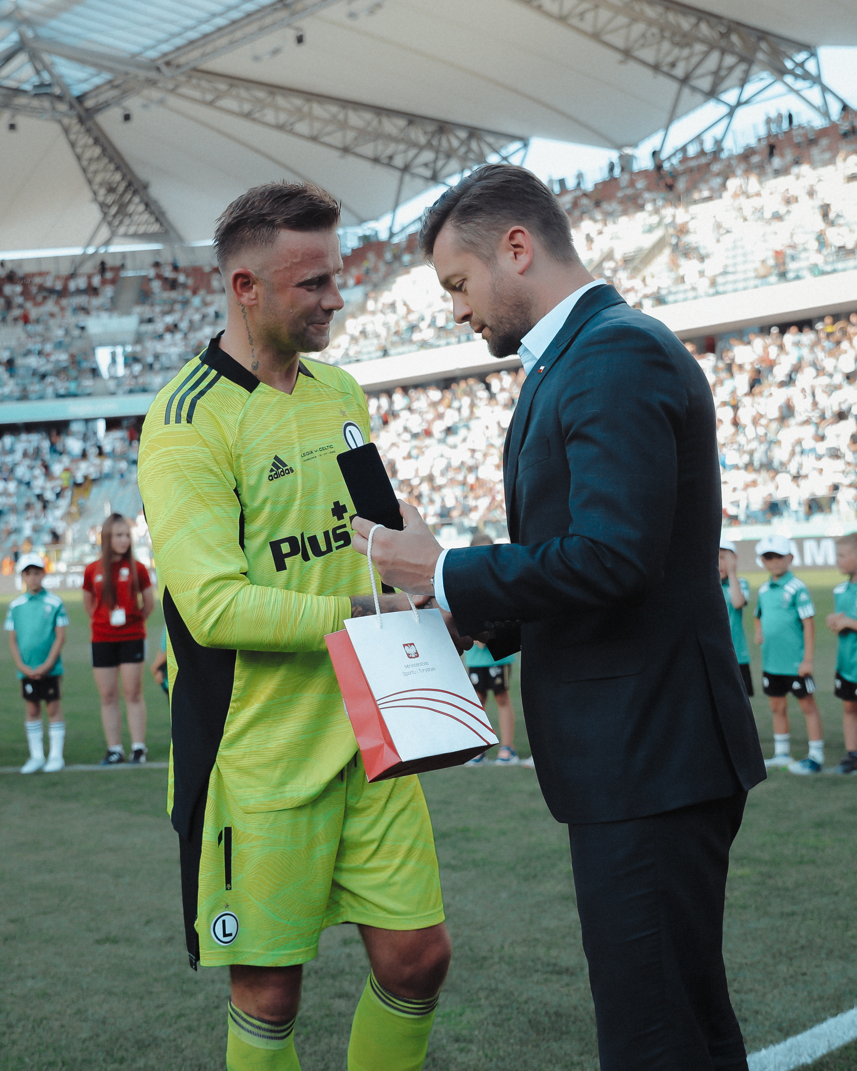 爱游戏官方入口-关于竞猜热点传奇谢幕，球迷泪洒赛场的信息