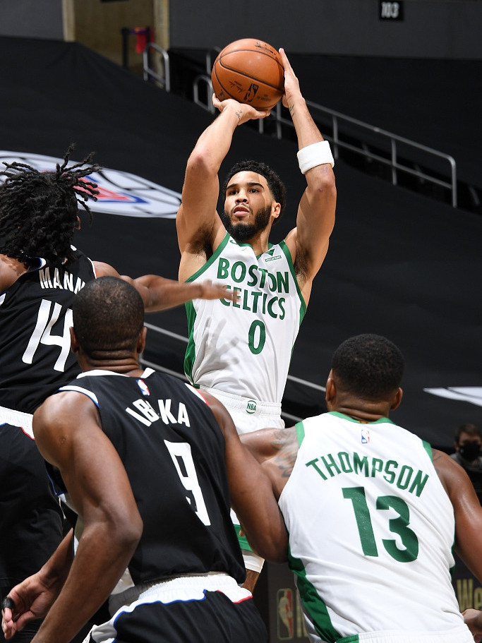 爱游戏在线-福建队鏖战山西队，塔图姆带队取胜