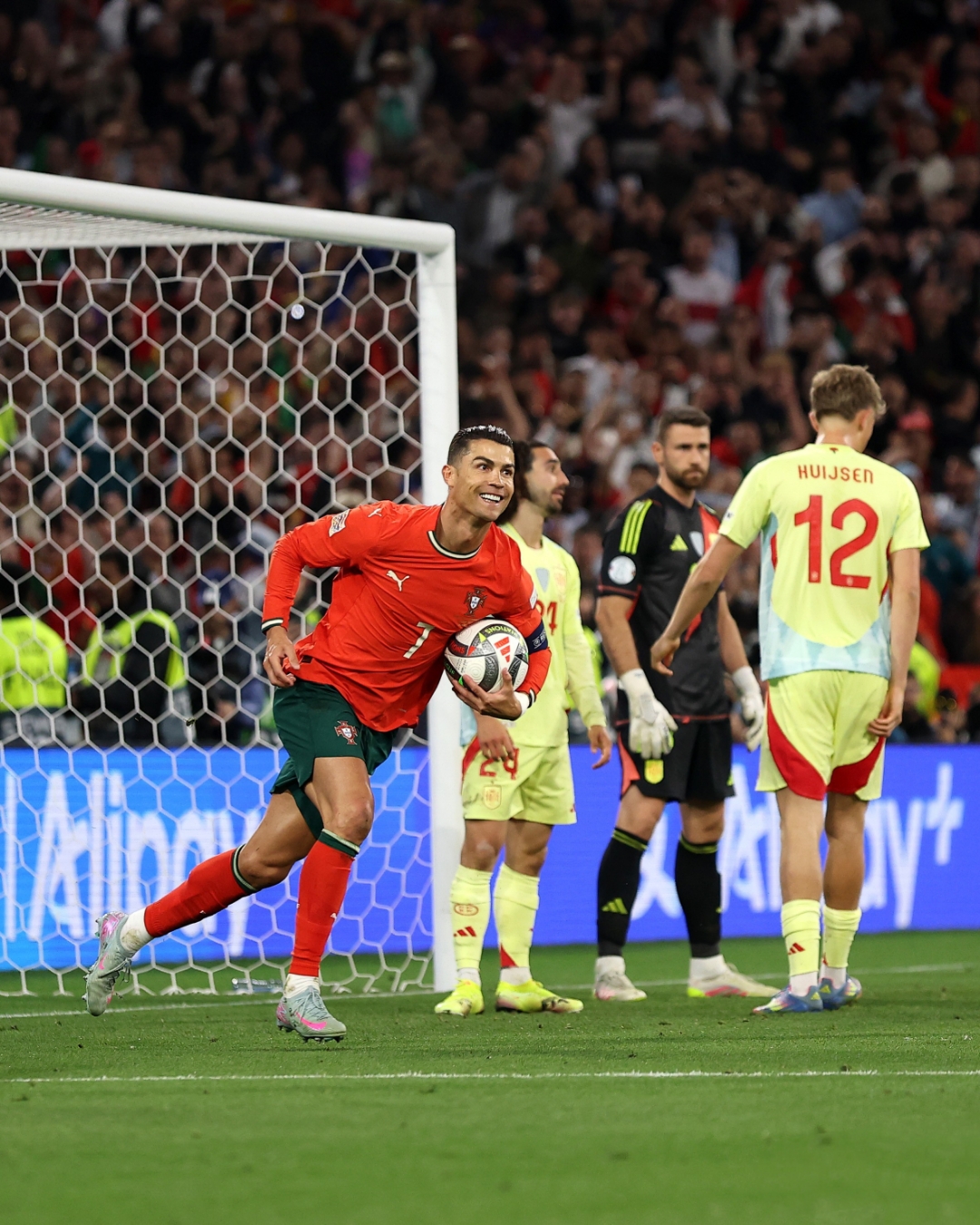 西班牙横扫德国，佩德里点燃赛场