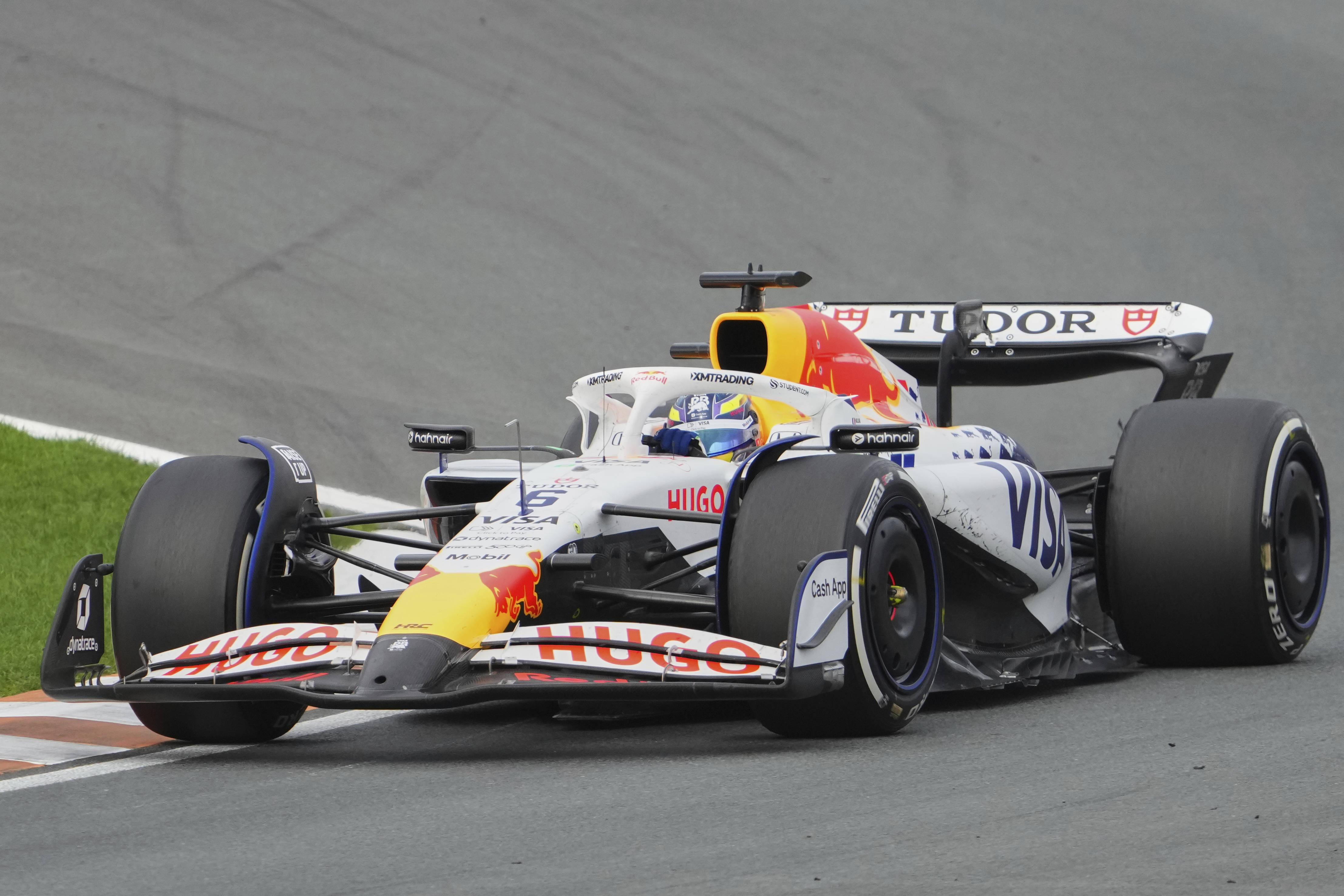 爱游戏在线-迈凯伦逆转红牛二队，塞恩斯惊艳四座