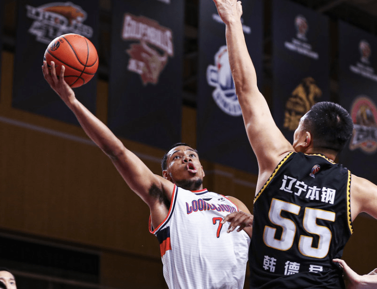 掘金轻取广东队，张镇麟带队取胜