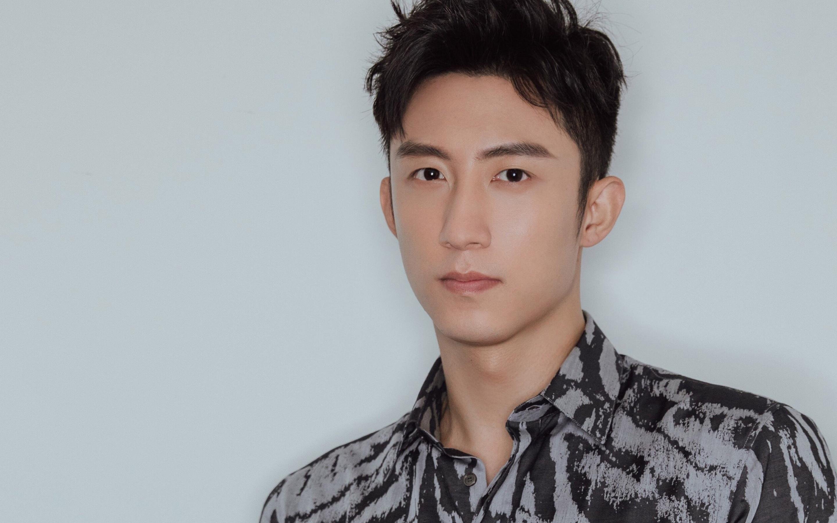 爱游戏APP-当东方巨龙遭遇北境狼群，凯里·欧文超远三分一击致命，书写篮球史上唯一跨联盟传奇