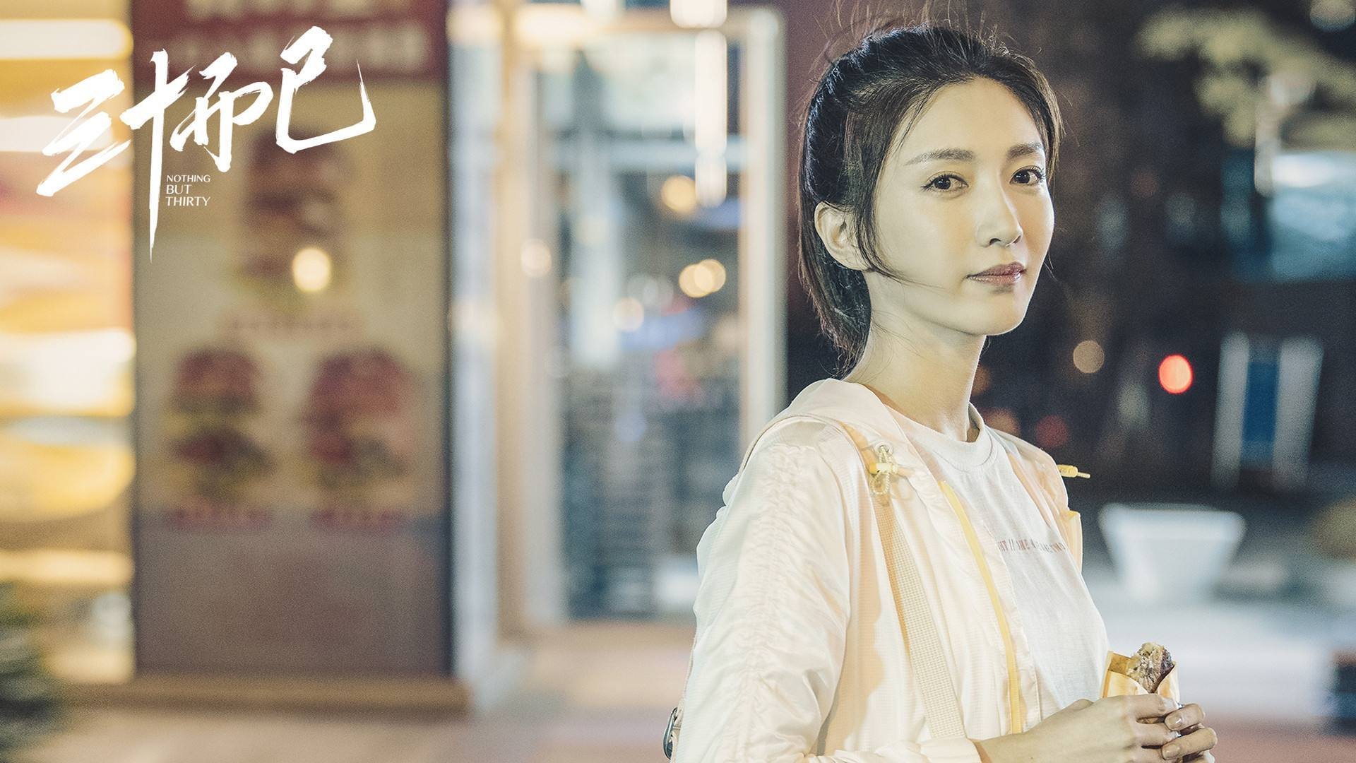 看到您给出的关键词,一场充满戏剧性的足球决赛已经跃然纸上。这是一个经典的个人英雄主义与团队坚韧意志相结合的故事线